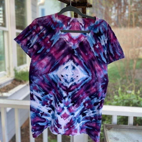 Women’s hand crafted tie dye v neck tshirt size L - Picture 1 of 6